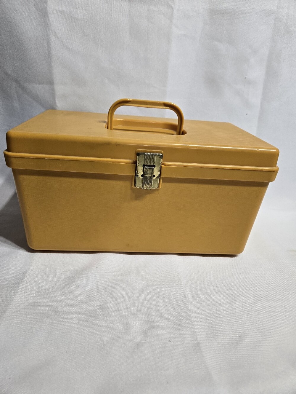 Vintage golden yellow Wilson Mfg. Wil-Hold plastic sewing box Excellent Cond